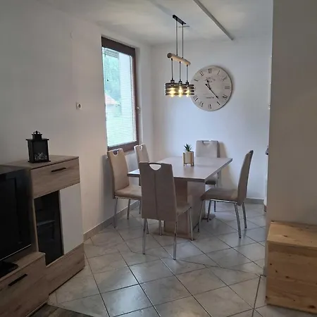 Hilltop Cozy - Two Bedroom *