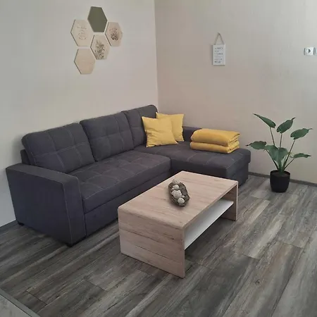 Hilltop Cozy - Two Bedroom *
