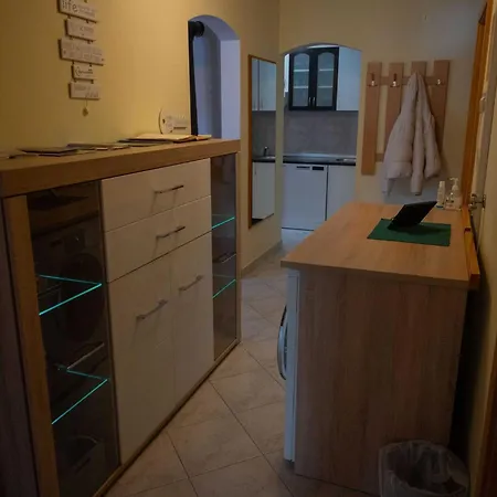 Hilltop Cozy - Two Bedroom *